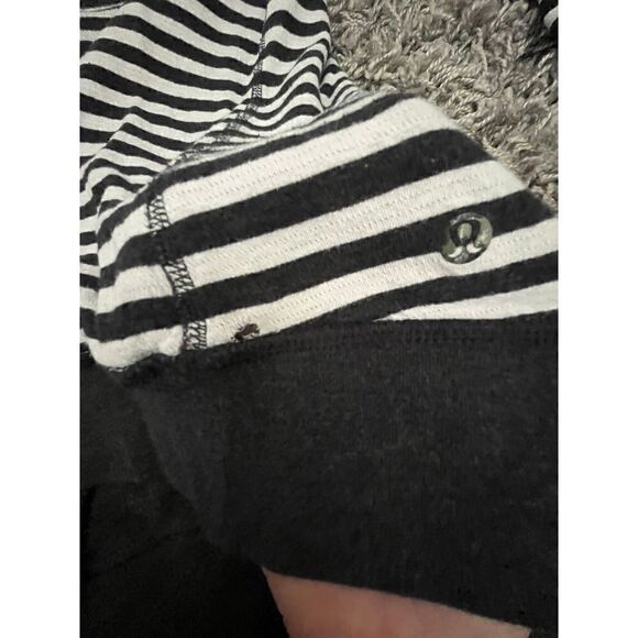 Lululemon In A Cinch Long Sleeve Tee
Heathered Black / Super Wide Load Stripe He - Picture 12 of 12